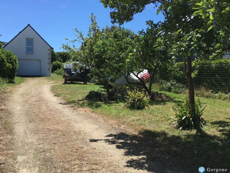 Parking avec arbres fuitiers